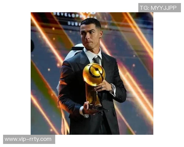 C罗荣获环足奖颁奖典礼上佩戴70万美元限量百达翡丽手表引发热议