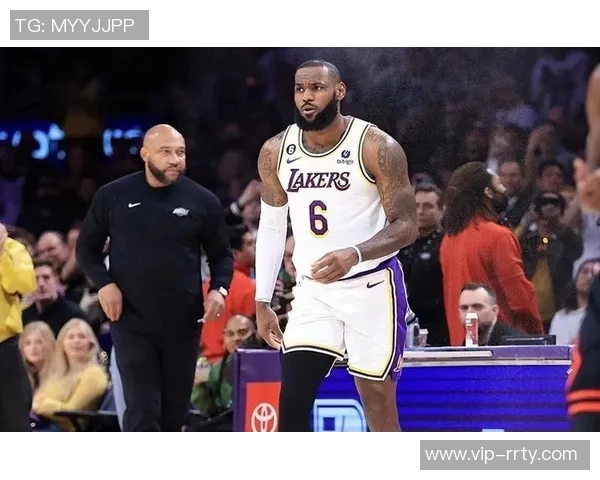 詹姆斯四十岁仍如巨婴湖人未续约他频频装病引发热议